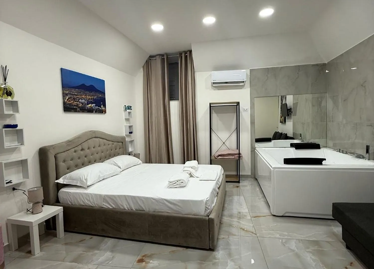 Valentino Suite 36 Naples