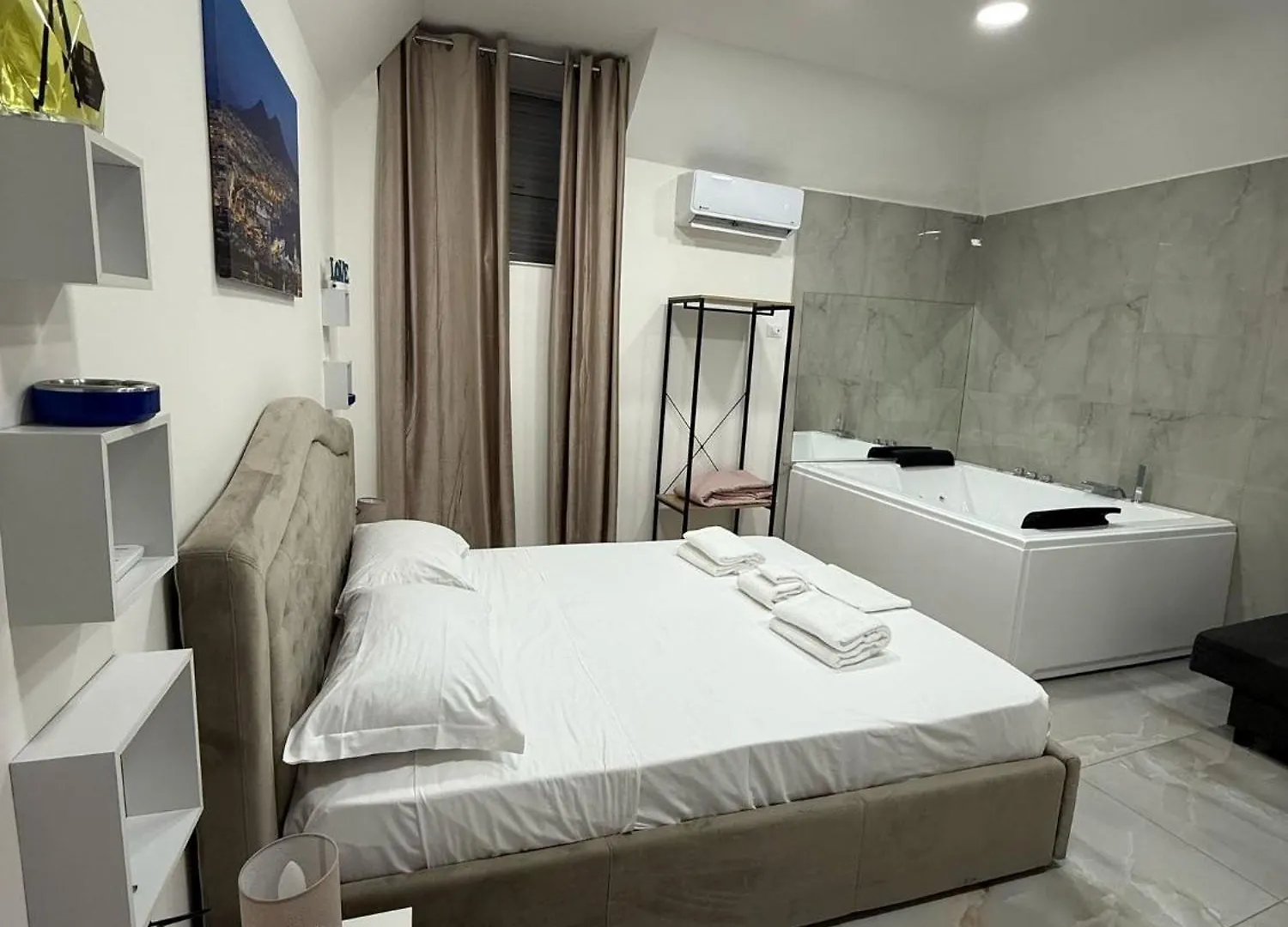 Valentino Suite 36 Naples