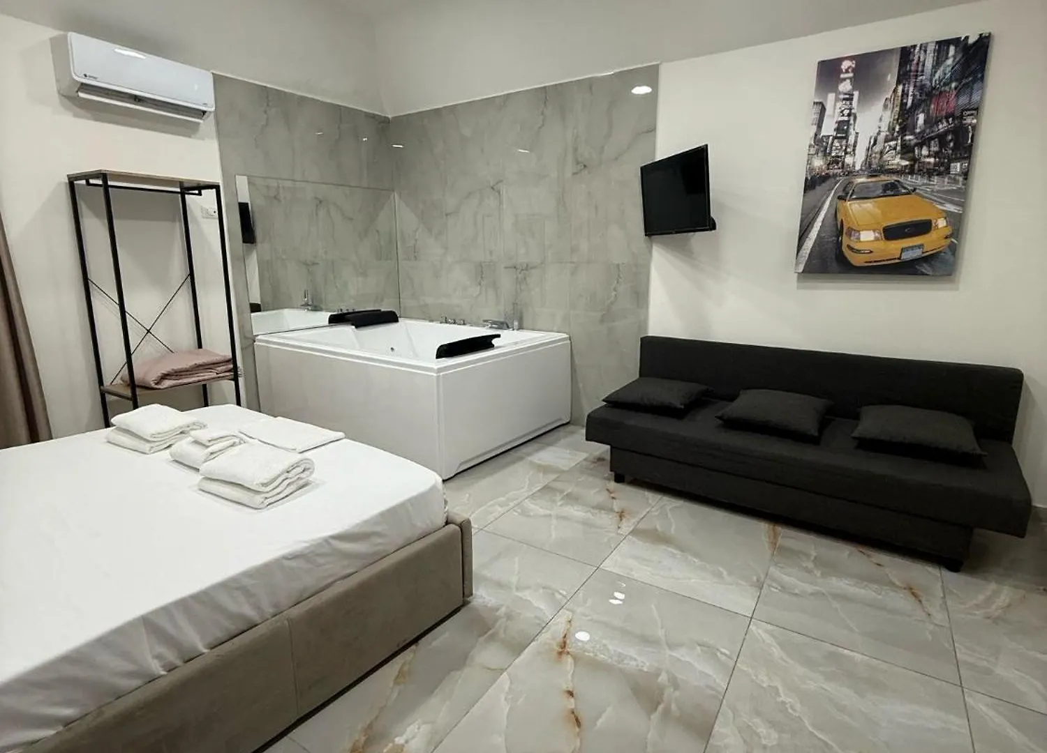 Apartment Valentino Suite 36 Naples Italy